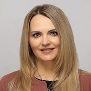 Porträt einer lächelnden Frau mit langen blonden Haaren